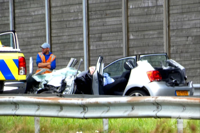 Auto botst achterop vrachtwagen
