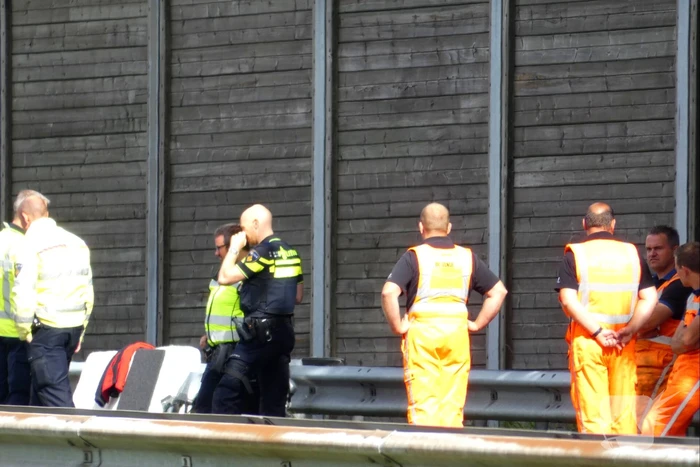 Auto botst achterop vrachtwagen