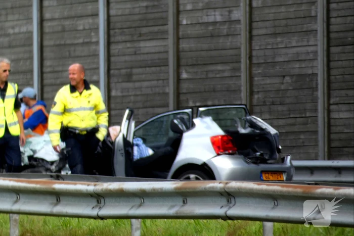 Auto botst achterop vrachtwagen