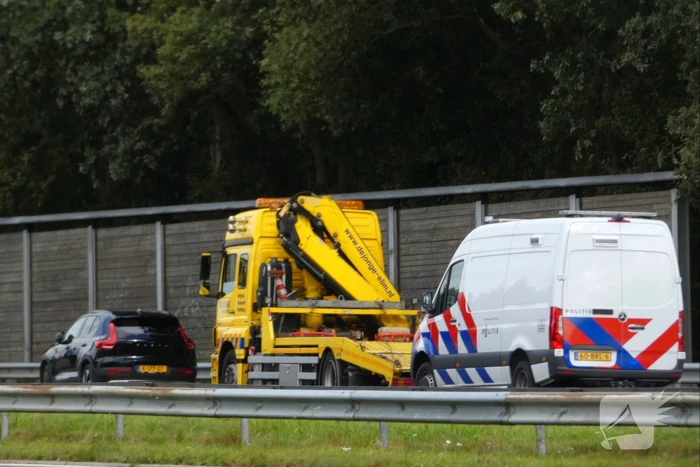Auto botst achterop vrachtwagen
