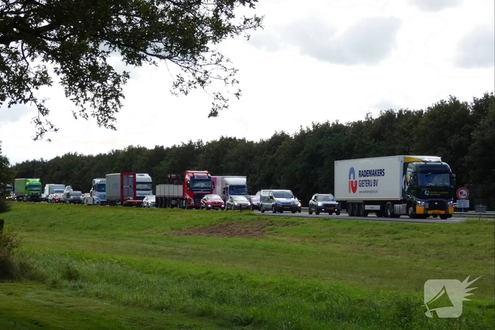 Auto botst achterop vrachtwagen