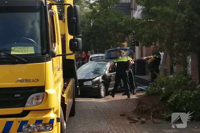 Personenauto belandt op zijn zijkant in woonwijk