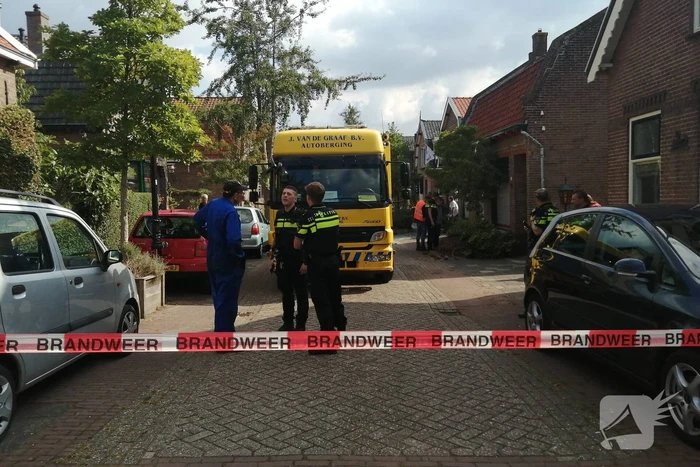 Personenauto belandt op zijn zijkant in woonwijk
