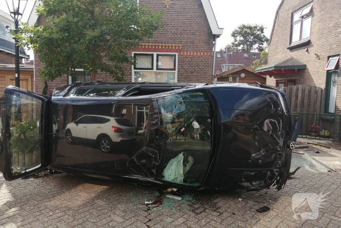Personenauto belandt op zijn zijkant in woonwijk