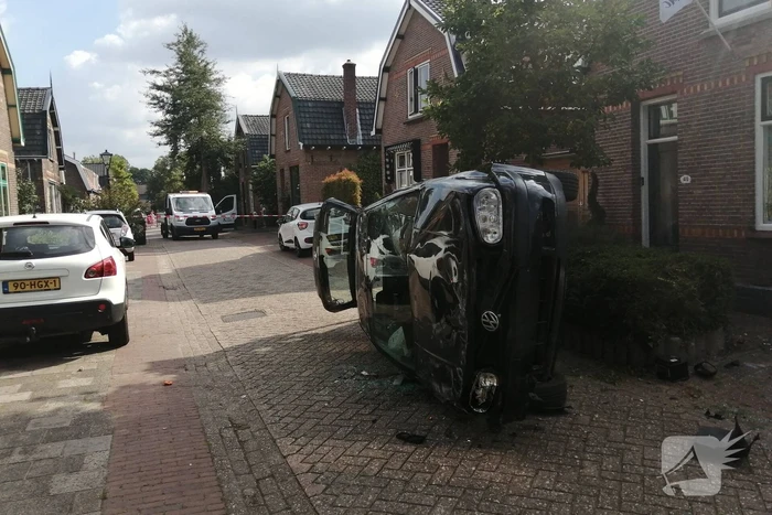 Personenauto belandt op zijn zijkant in woonwijk