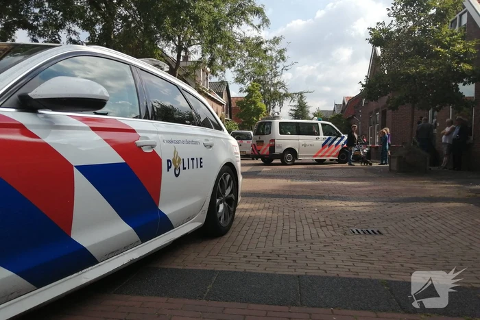 Personenauto belandt op zijn zijkant in woonwijk