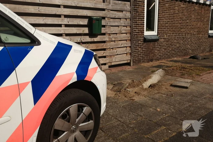 Personenauto belandt op zijn zijkant in woonwijk