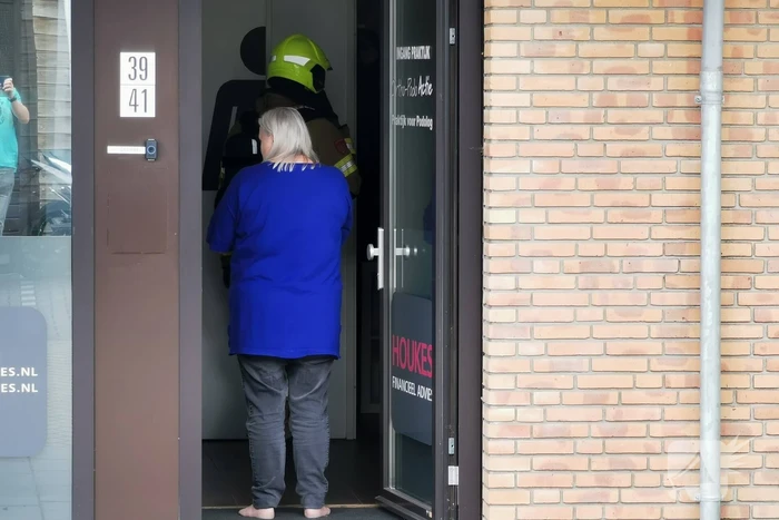 Brandweer doet onderzoek in pand door vreemde geur