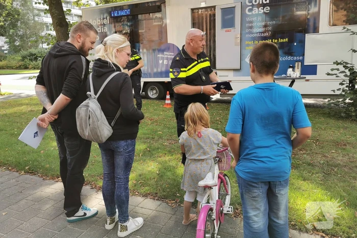 Buurtbewoners welkom in het Mobiel Media Lab van de politie
