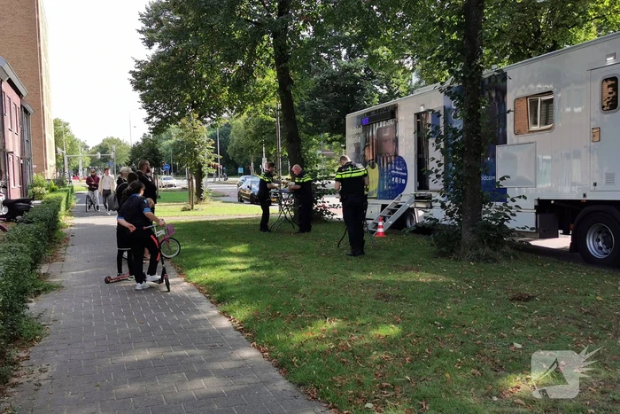 Buurtbewoners welkom in het Mobiel Media Lab van de politie