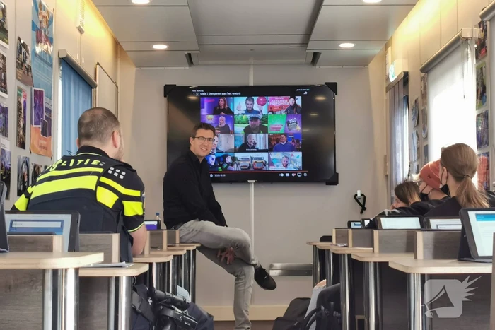 Buurtbewoners welkom in het Mobiel Media Lab van de politie