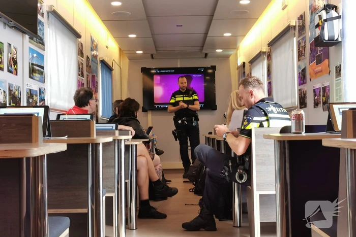 Buurtbewoners welkom in het Mobiel Media Lab van de politie