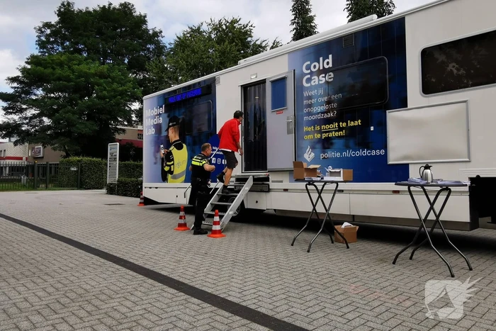 Buurtbewoners welkom in het Mobiel Media Lab van de politie