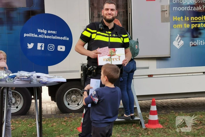Buurtbewoners welkom in het Mobiel Media Lab van de politie