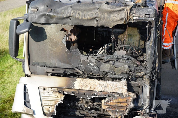 Verkeer omgeleid door berging afgebrande vrachtwagen