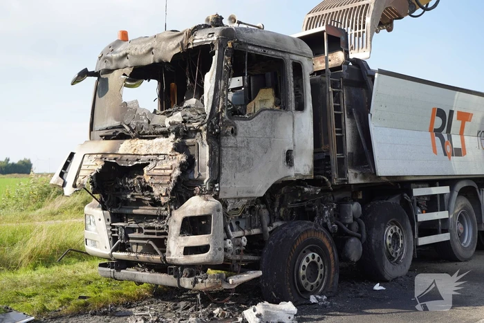 Verkeer omgeleid door berging afgebrande vrachtwagen