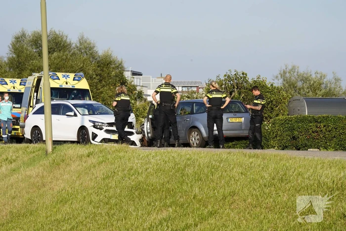 Schade aan personenauto's door frontale botsing