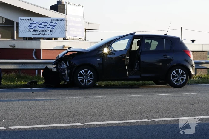 Flinke schade aan personenauto's door kop staart botsing