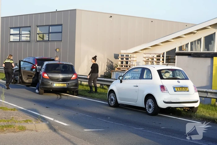 Flinke schade aan personenauto's door kop staart botsing