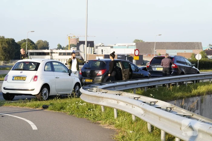 Flinke schade aan personenauto's door kop staart botsing