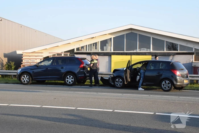 Flinke schade aan personenauto's door kop staart botsing