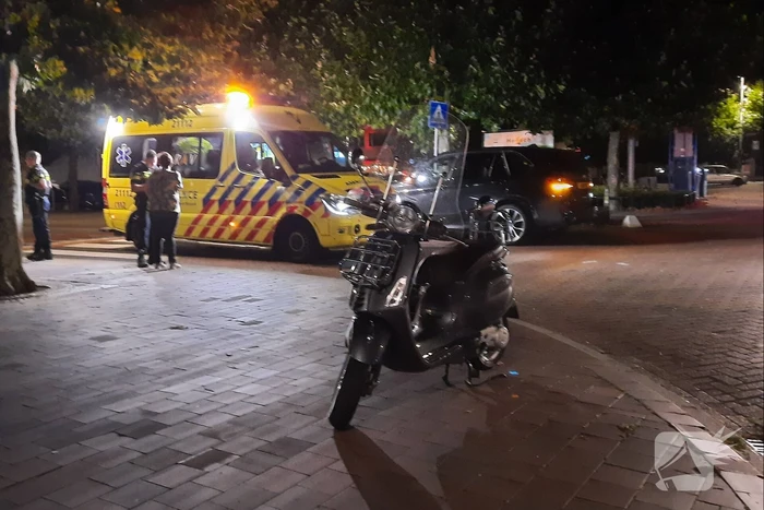 Scooter en auto botsen op elkaar