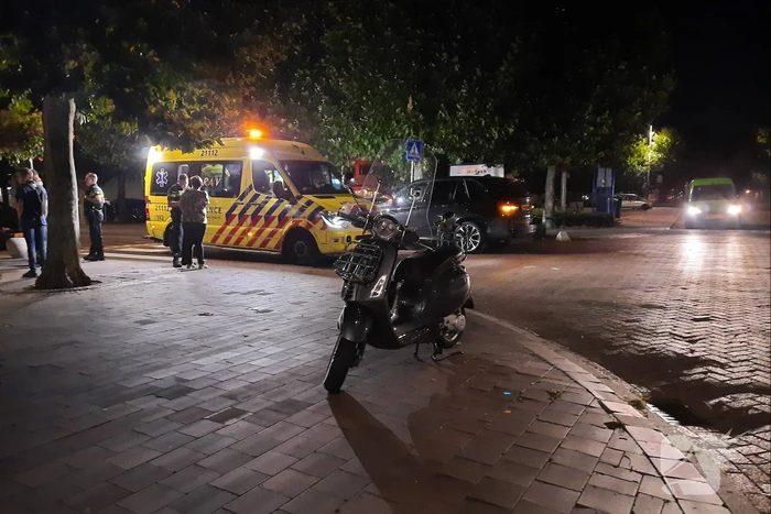Scooter en auto botsen op elkaar