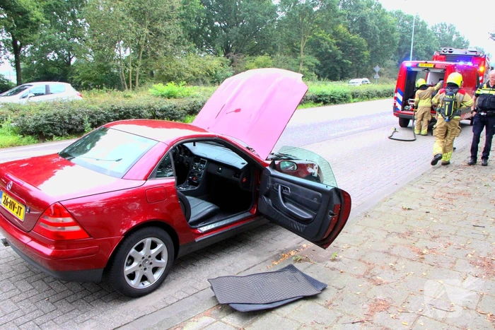 Bestuurder ziet rook uit interieurrooster komen en zet auto stil