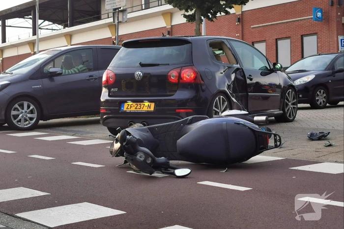 Scooter en auto botsen op elkaar