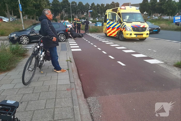 Scooter en auto botsen op elkaar