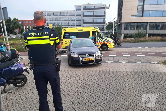 Scooter en auto botsen op elkaar