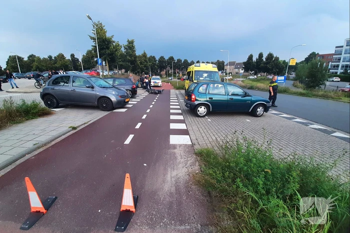 Scooter en auto botsen op elkaar