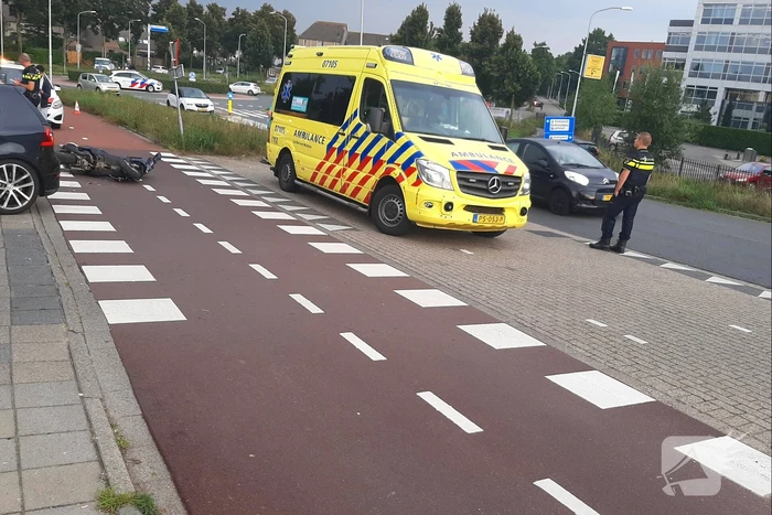 Scooter en auto botsen op elkaar