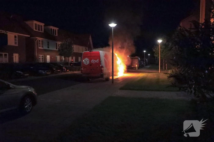 Voorkant van bestelbus uitgebrand