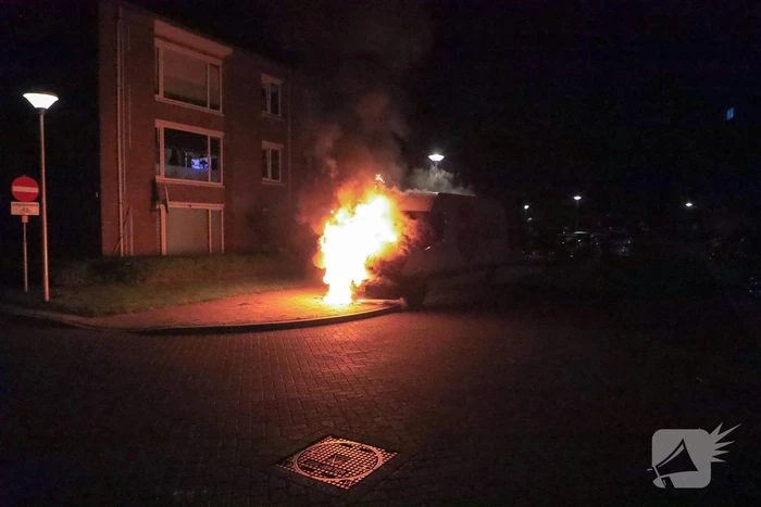 Voorkant van bestelbus uitgebrand