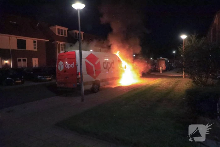 Voorkant van bestelbus uitgebrand