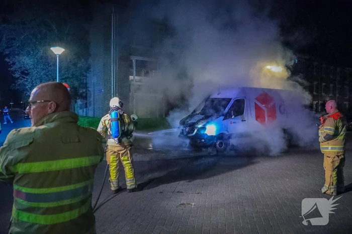 Voorkant van bestelbus uitgebrand