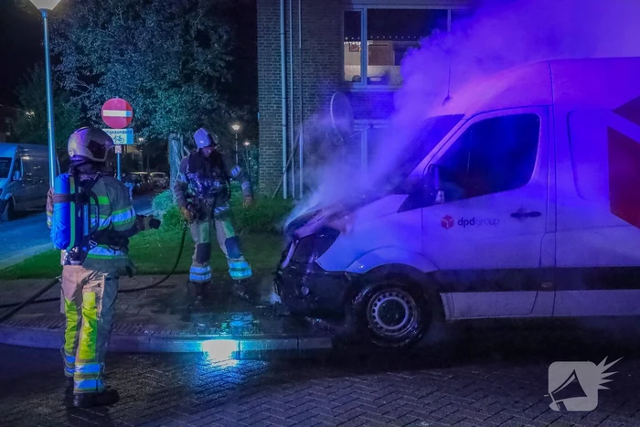 Voorkant van bestelbus uitgebrand