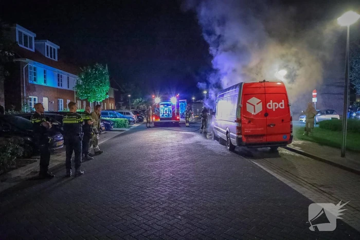 Voorkant van bestelbus uitgebrand