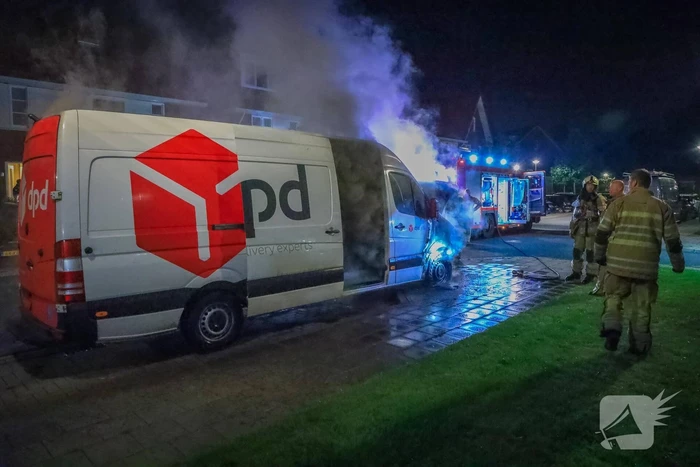 Voorkant van bestelbus uitgebrand