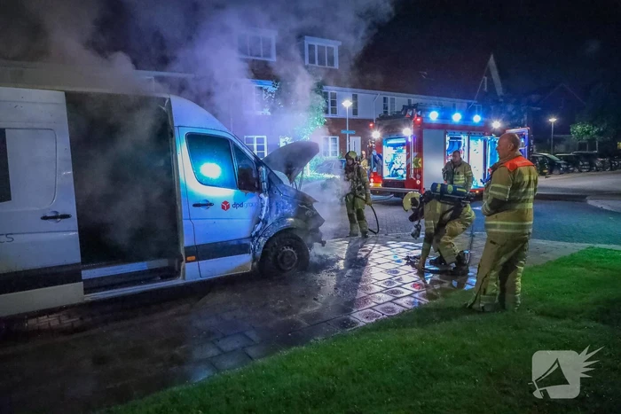 Voorkant van bestelbus uitgebrand