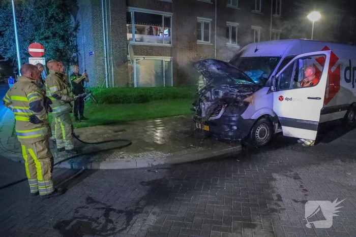Voorkant van bestelbus uitgebrand
