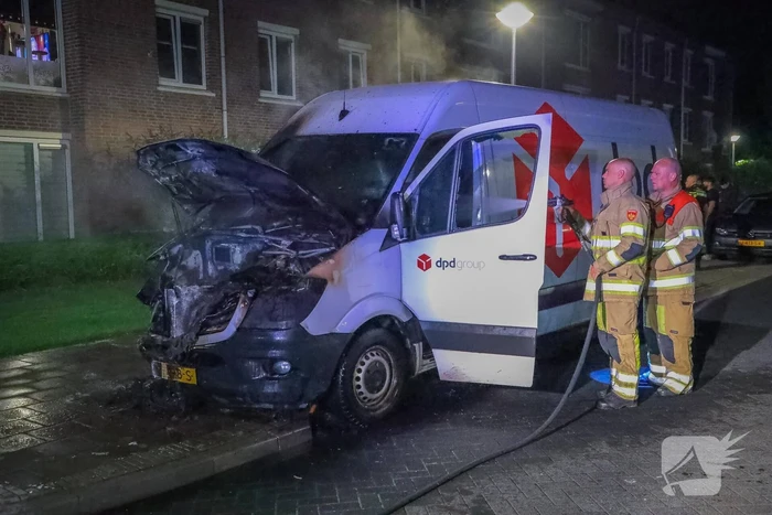 Voorkant van bestelbus uitgebrand