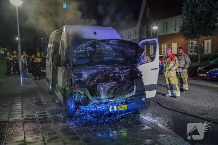 Voorkant van bestelbus uitgebrand