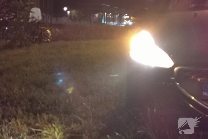 Auto en bromscooter botsen