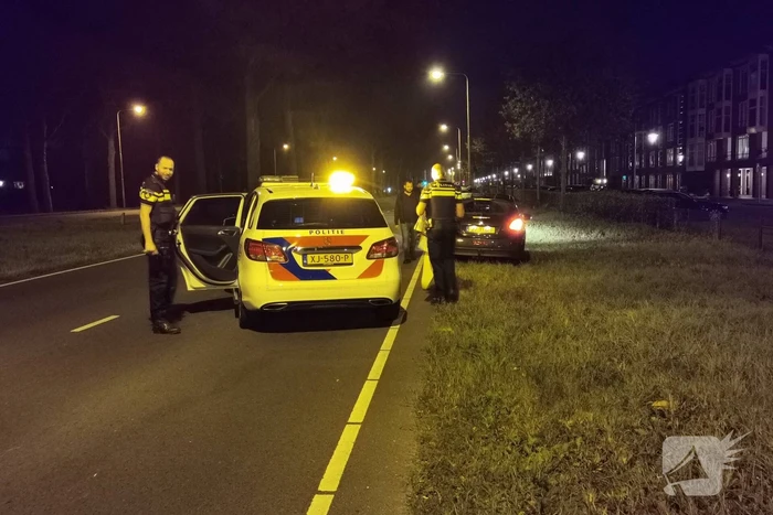 Auto en bromscooter botsen