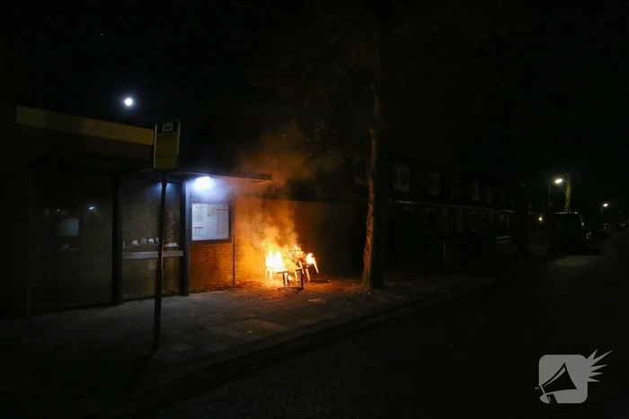 Brandweer blust brandende stoelen in Soesterkwartier