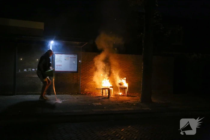 Brandweer blust brandende stoelen in Soesterkwartier