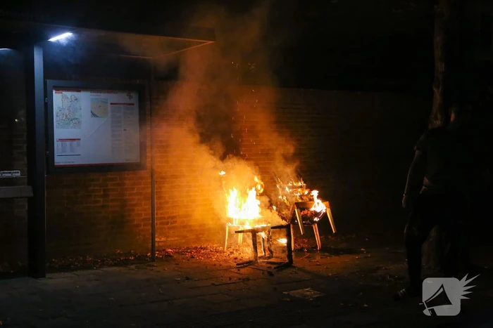 Brandweer blust brandende stoelen in Soesterkwartier