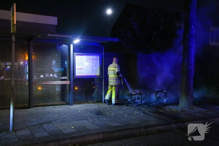 Brandweer blust brandende stoelen in Soesterkwartier